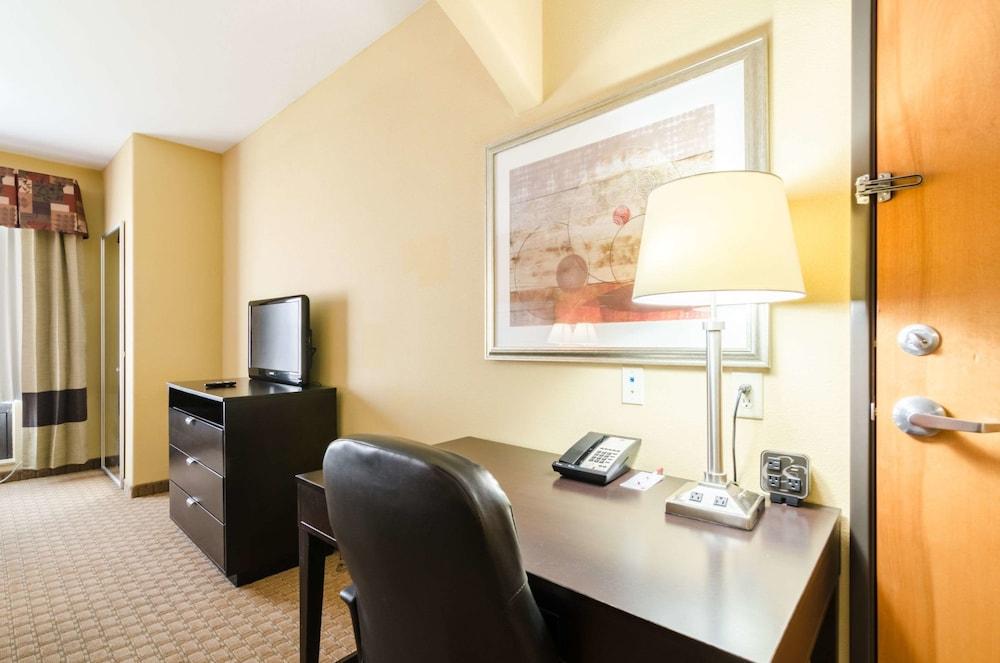 Comfort Suites Salina South photo 23