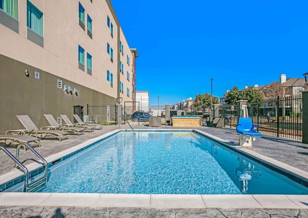La Quinta Inn & Suites by Wyndham DFW West-Glade Parks photo 22