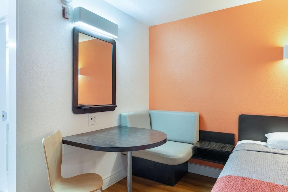 Motel 6 Houston, TX - East photo 15