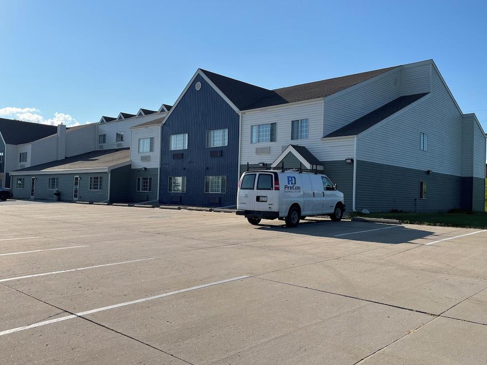 Days Inn & Suites by Wyndham Williamsburg IA North photo 50