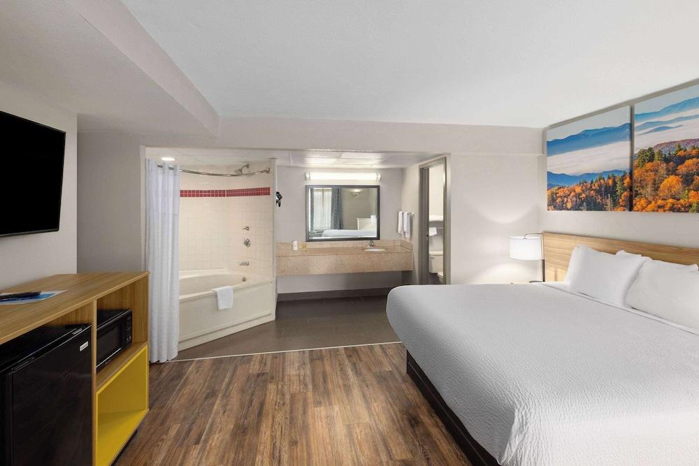 Days Inn by Wyndham Clarksville North photo 18