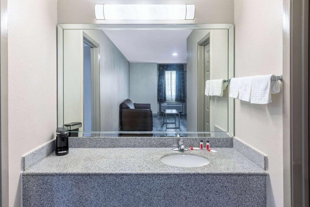 Days Inn by Wyndham Baytown Garth Road I10 East photo 17