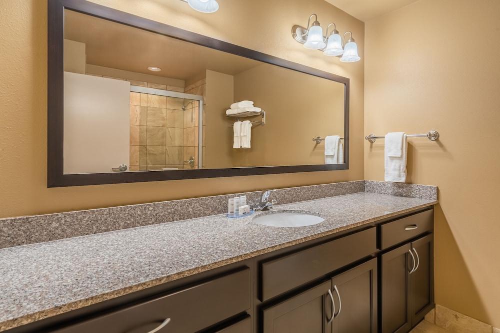 Landmark Suites photo 2