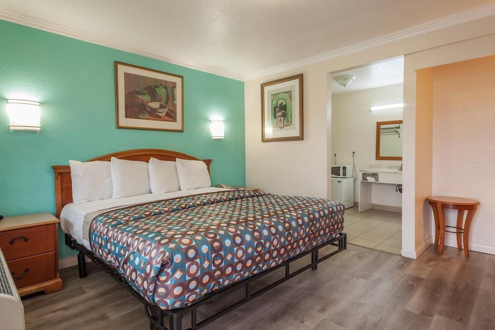 Vagabond Inn Hemet photo 6