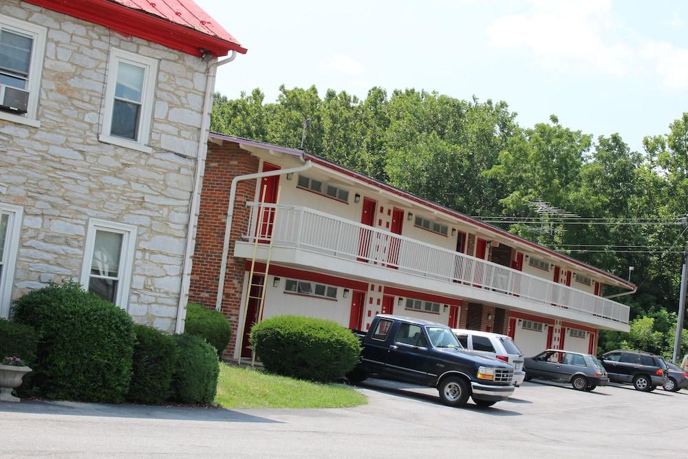 Hometown Inn Staunton photo 21