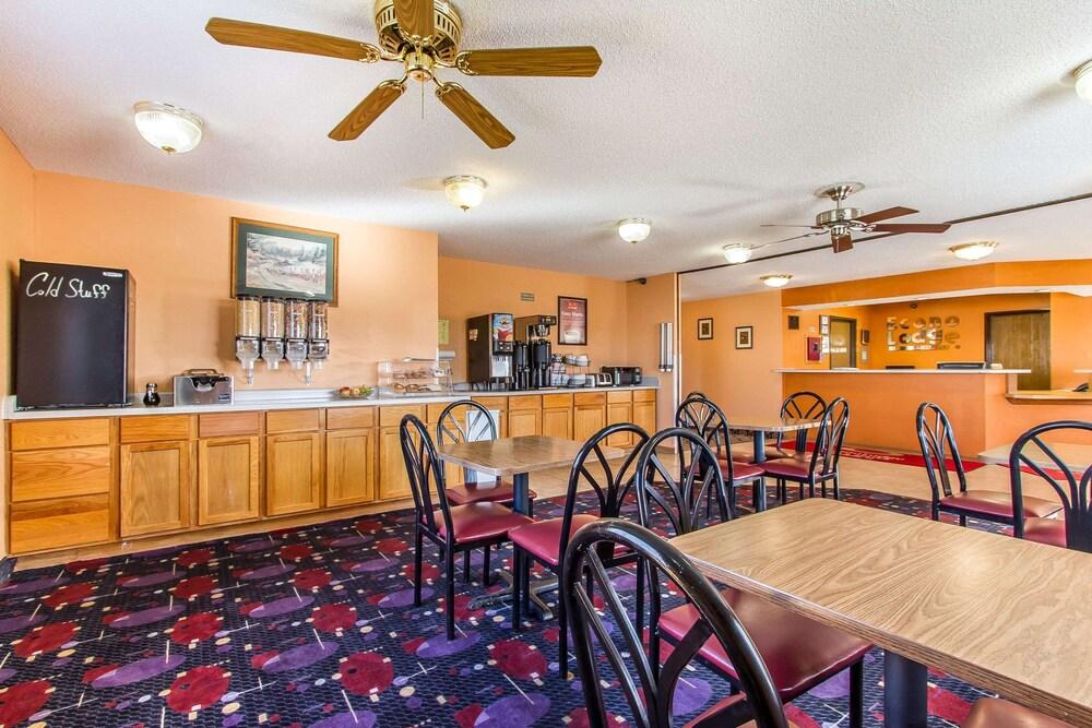 Econo Lodge Inn & Suites Pekin - Peoria Area photo 43