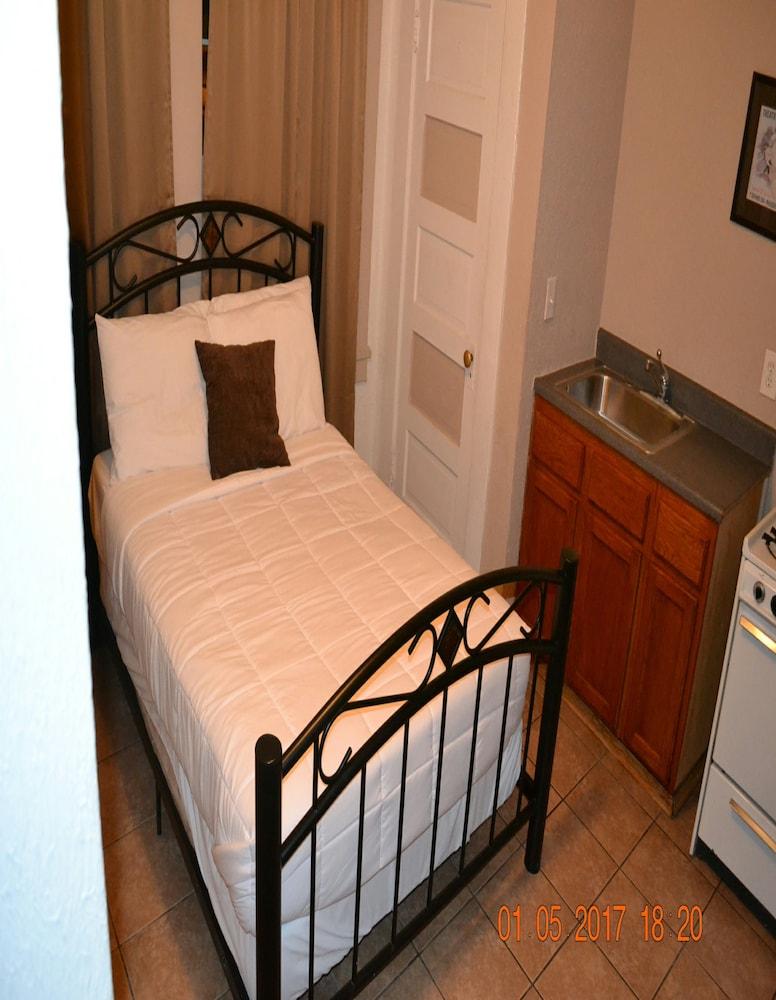Monterey Inn Hotel photo 56