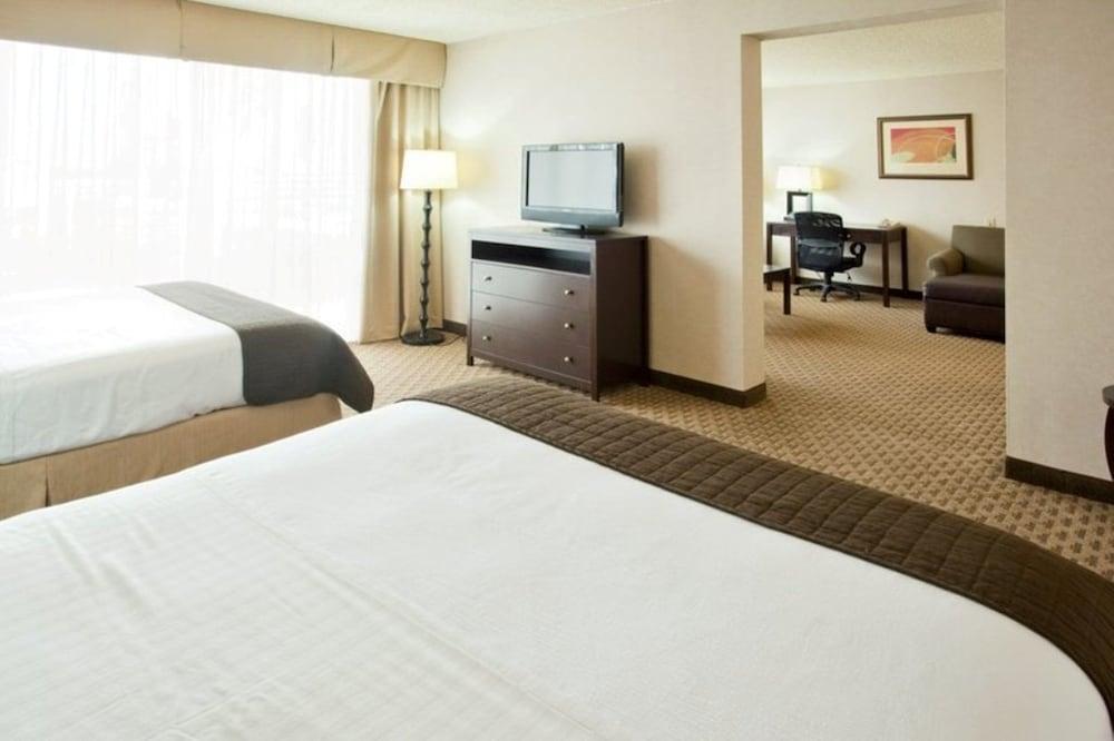 Holiday Inn Express & Suites Phoenix Midtown by IHG photo 36