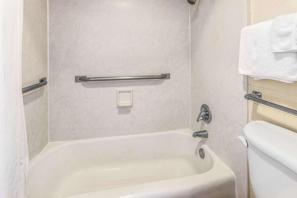 Days Inn by Wyndham Leesville photo 22