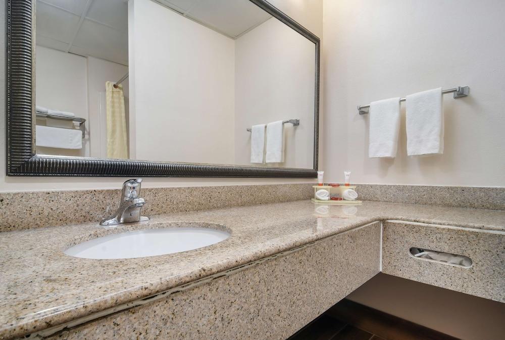 SureStay Plus Hotel by Best Western Tarboro photo 17