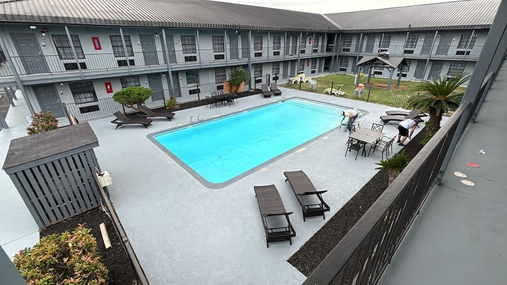 Super 8 By Wyndham Texas City photo 10
