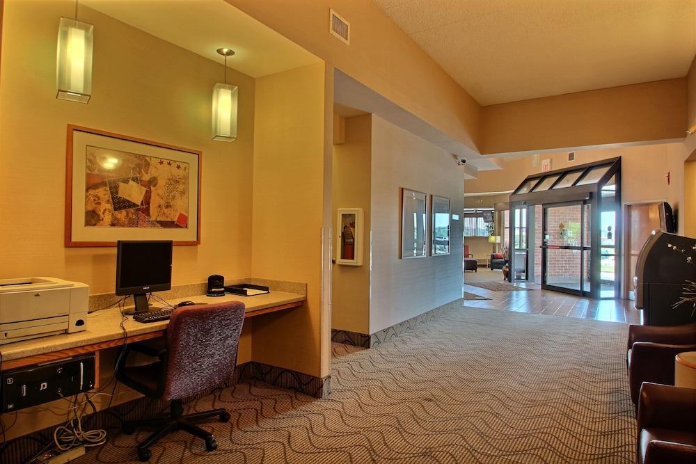 Comfort Inn & Suites Madison - Airport photo 46