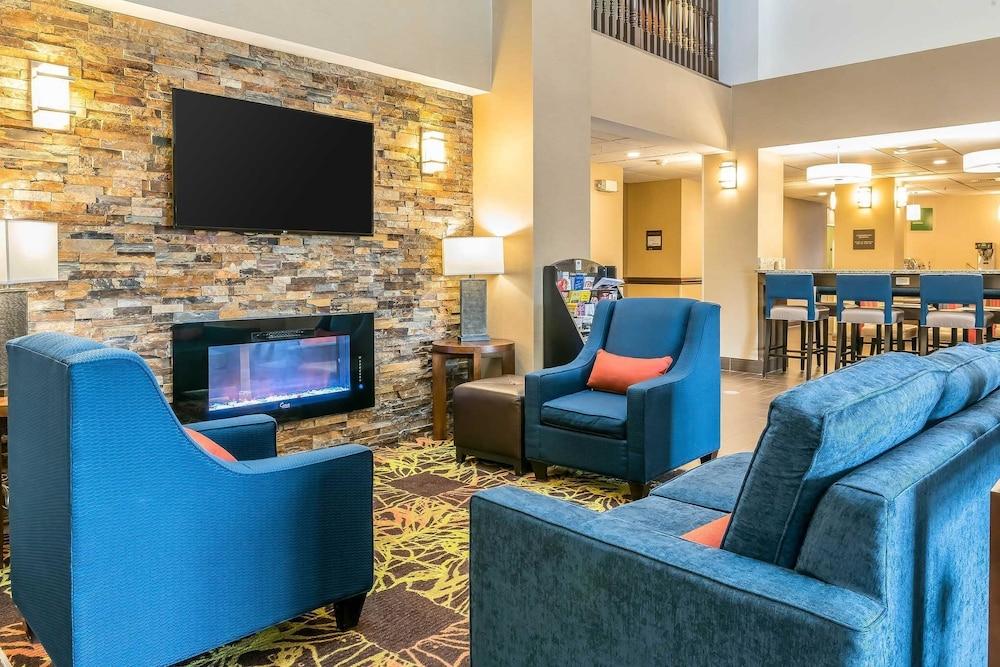 Comfort Suites Springfield I-70 photo 2