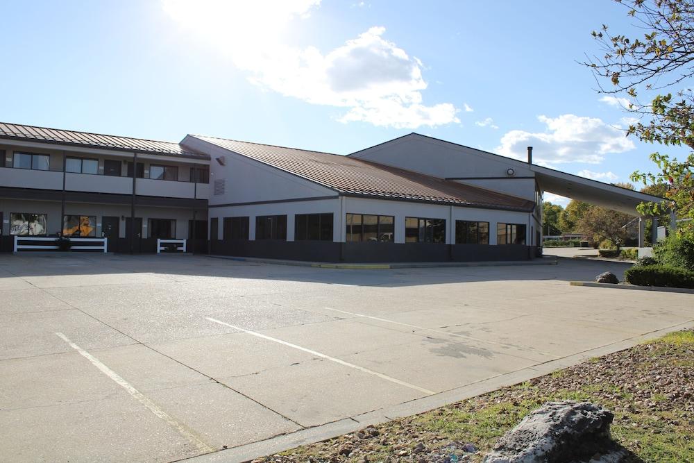 Greenlight Inn & Suites photo 18