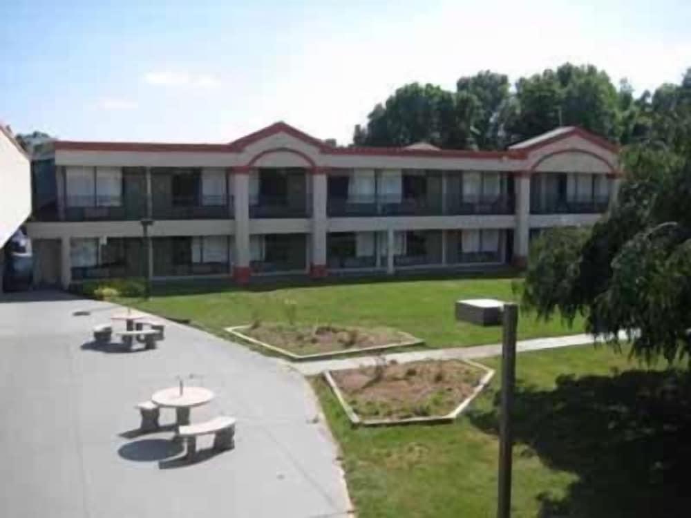 Red Carpet Inn & Suites photo 1