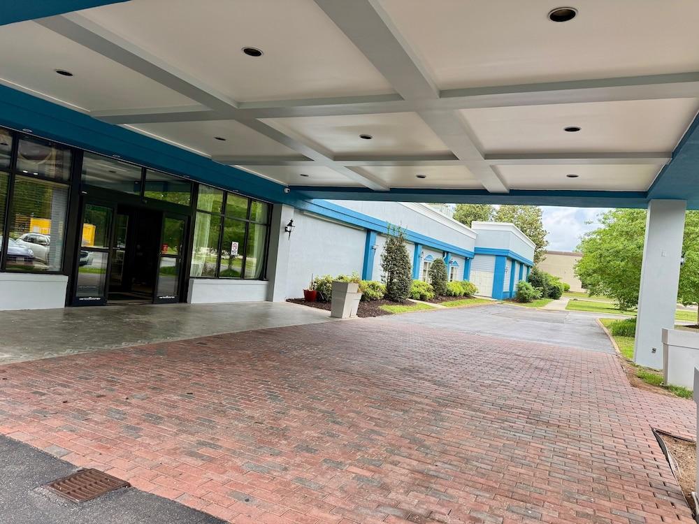 Baymont By Wyndham Williamsburg I-64 photo 18