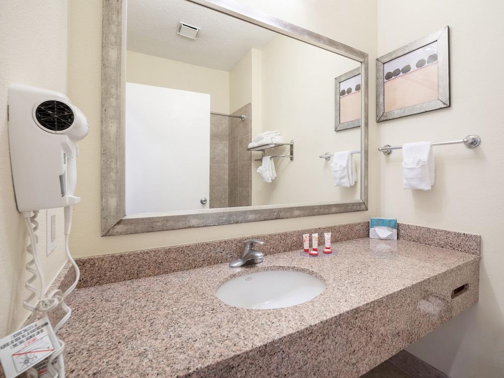 Baymont by Wyndham Houston North photo 3