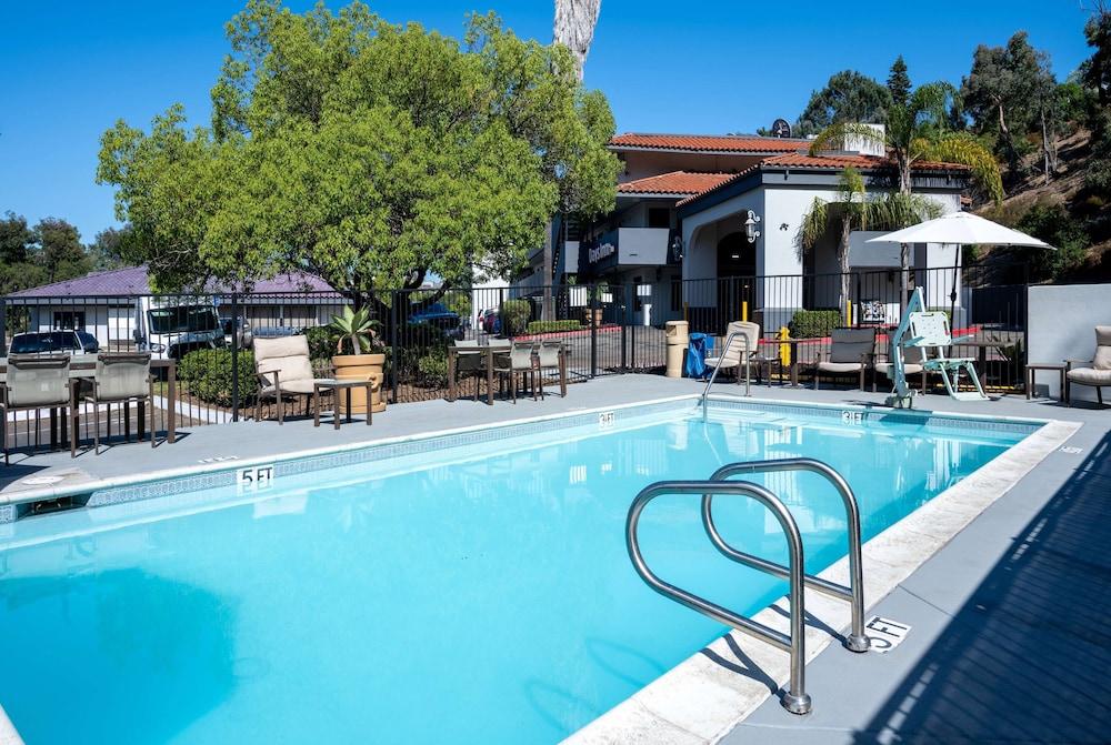 Days Inn by Wyndham Encinitas Moonlight Beach photo 12