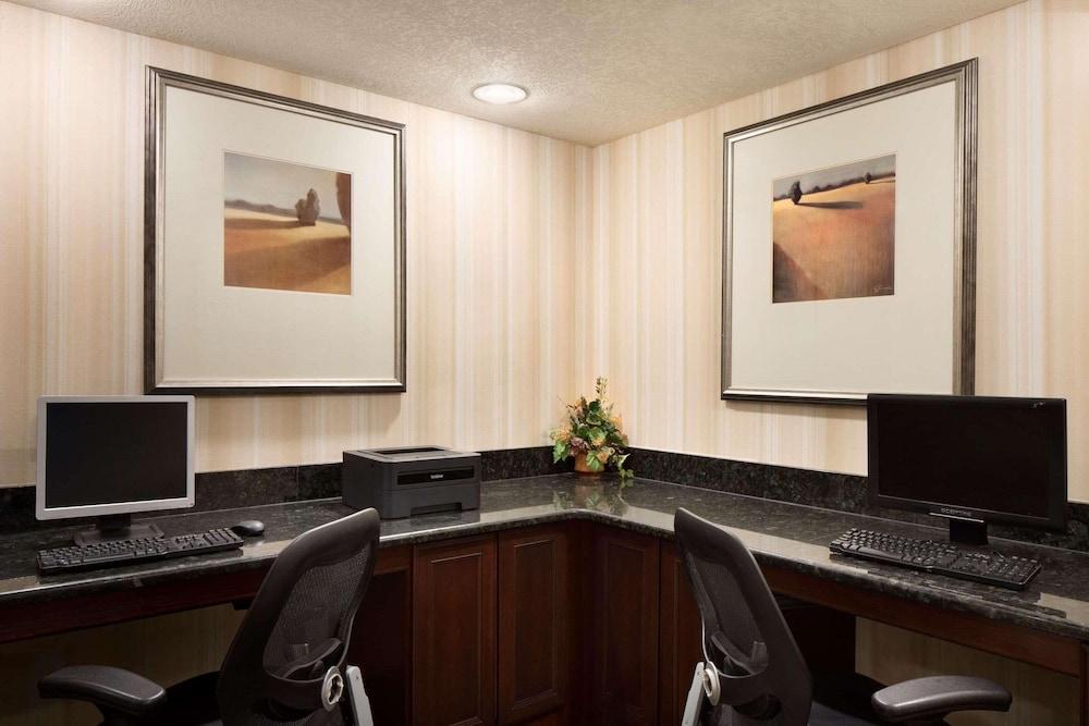 Country Inn & Suites by Radisson, Champaign North, IL photo 23