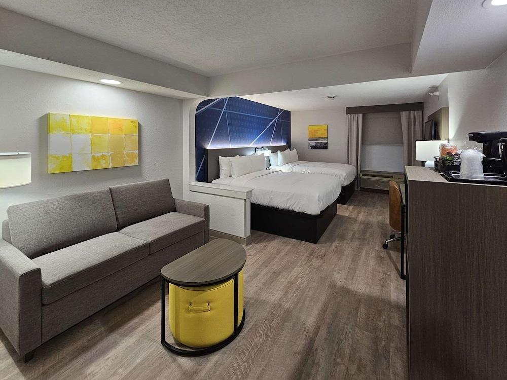 Comfort Inn & Suites Saint Louis Lafayette Square photo 8