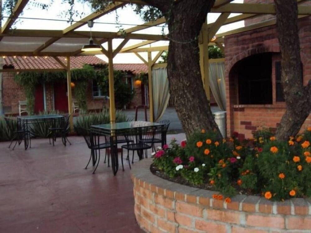 La Siesta Motel photo 13