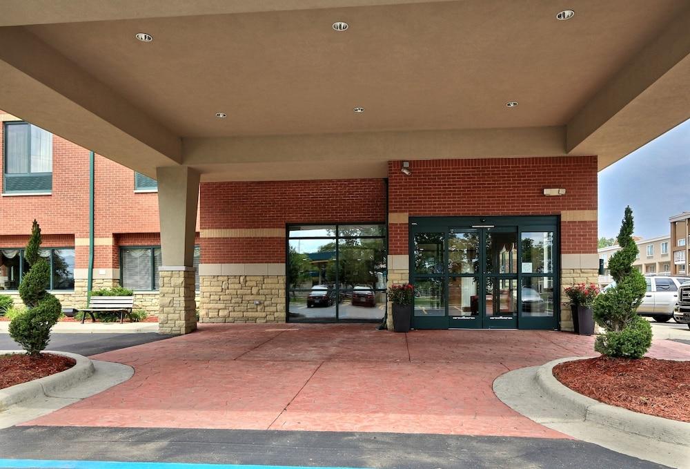 Comfort Suites Canton - Detroit photo 36