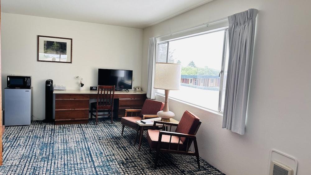Curly Redwood Lodge photo 33