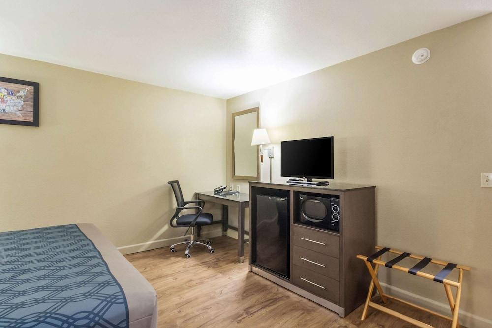 Econolodge Inn & Suites photo 10