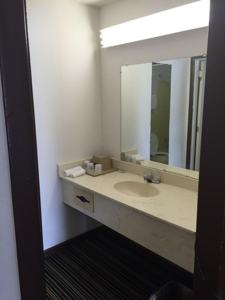 Scottish Inn & Suites photo 3