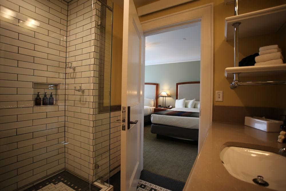 Mammoth Hot Springs & Cabins - Inside the Park photo 8