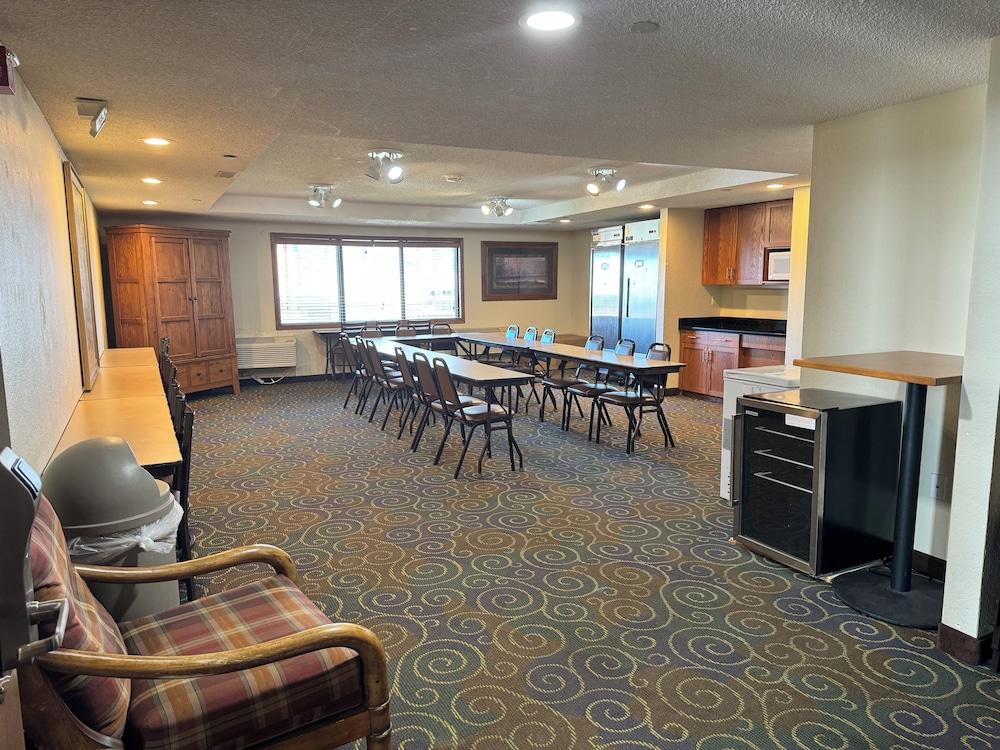 AmericInn by Wyndham Kewanee photo 43