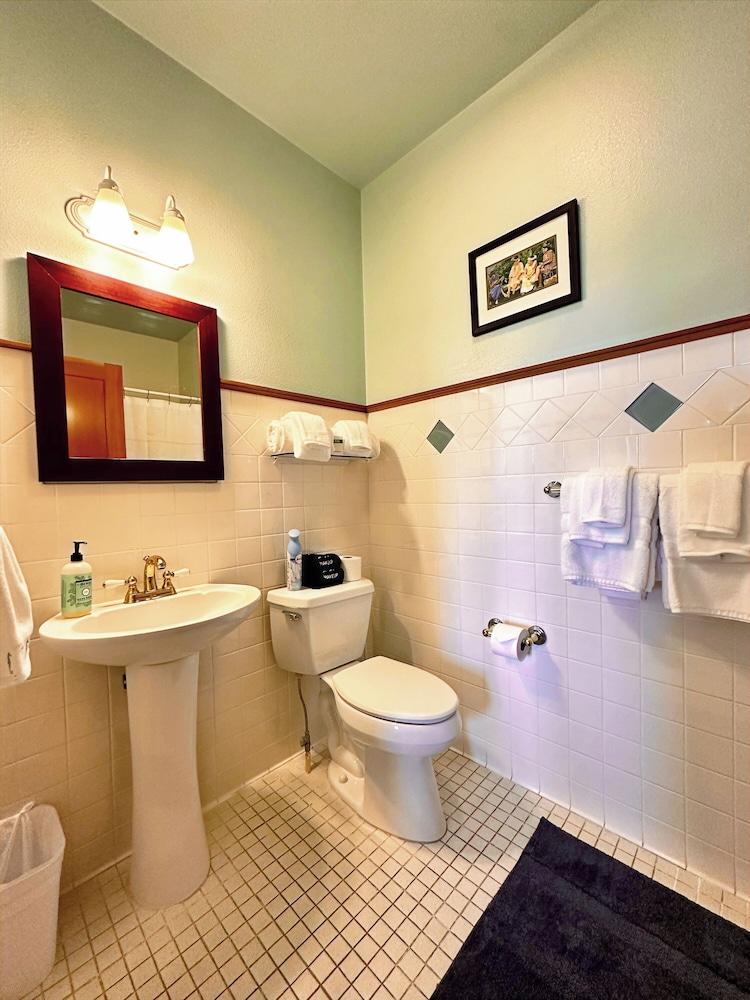 Hilo Town Inn photo 19