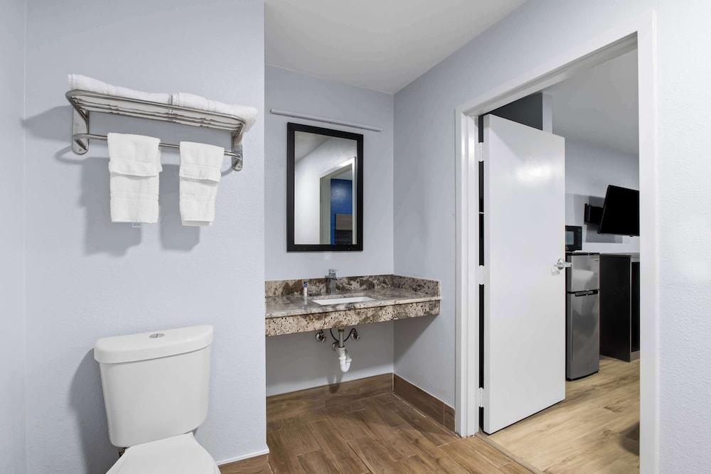 Americas Best Value Inn Gonzales photo 21