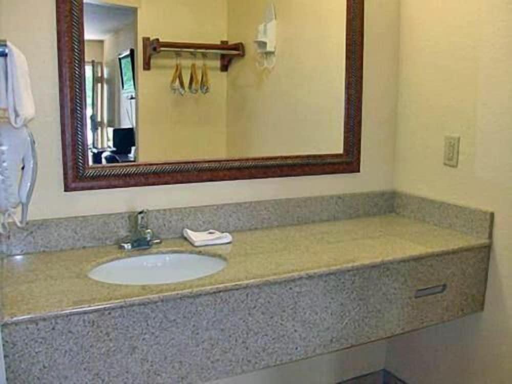 Rodeway Inn & Suites photo 47