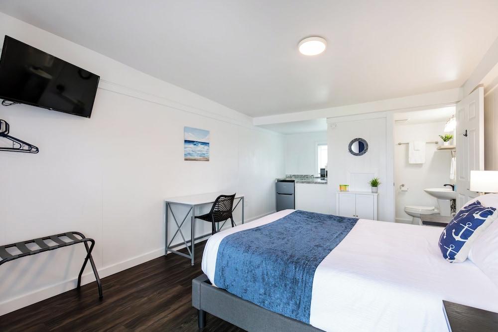 Anchor Bay Inn and Suites photo 16