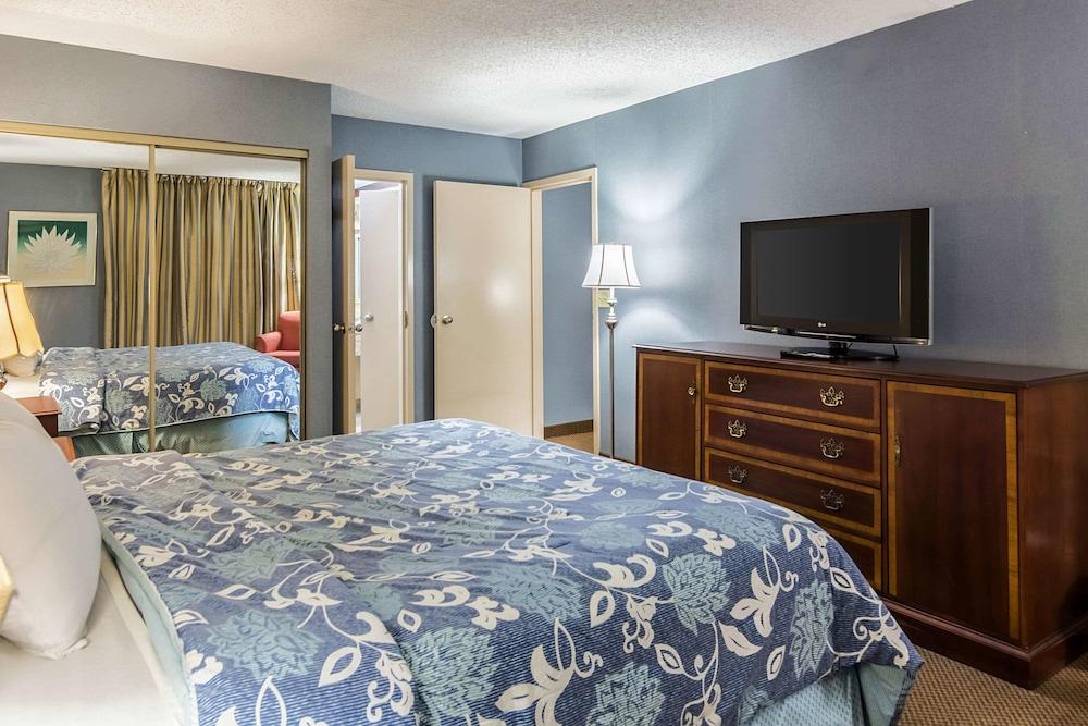 The Plaza Inn & Suites photo 9