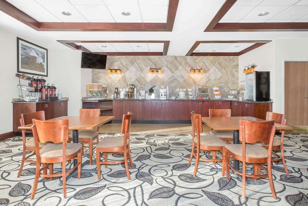 Ramada by Wyndham Denver International Airport photo 32