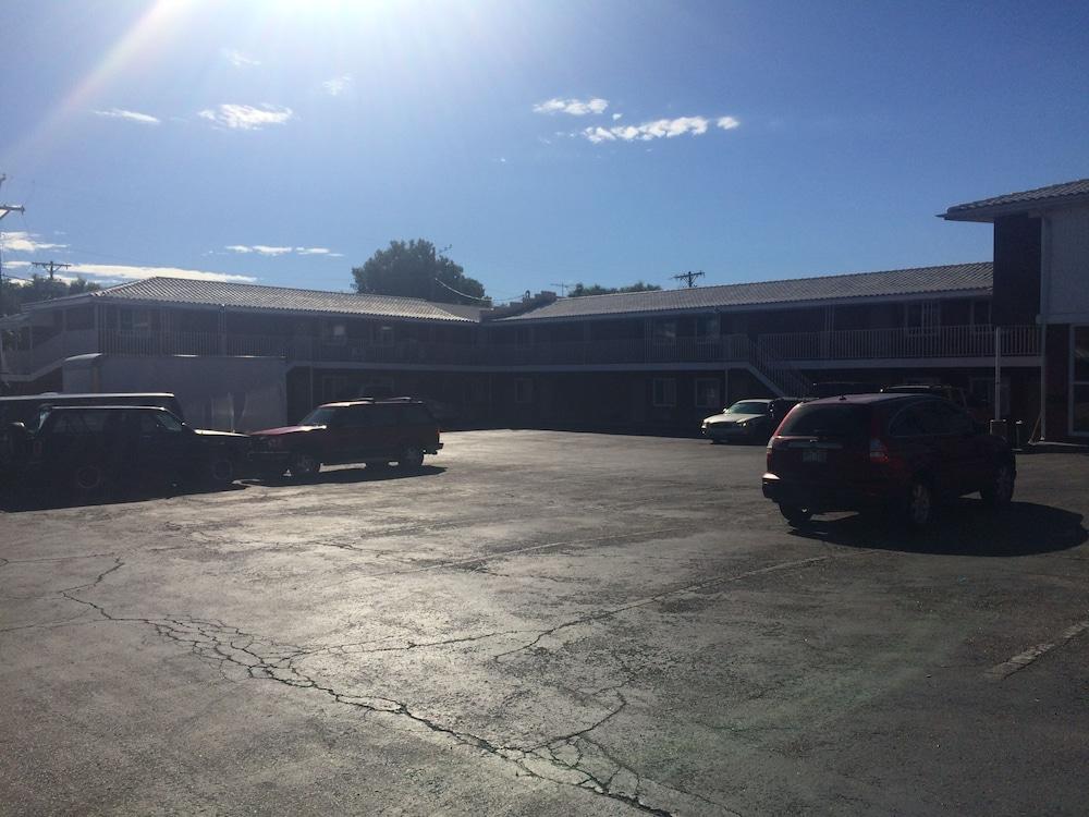 Chateau Motel photo 2