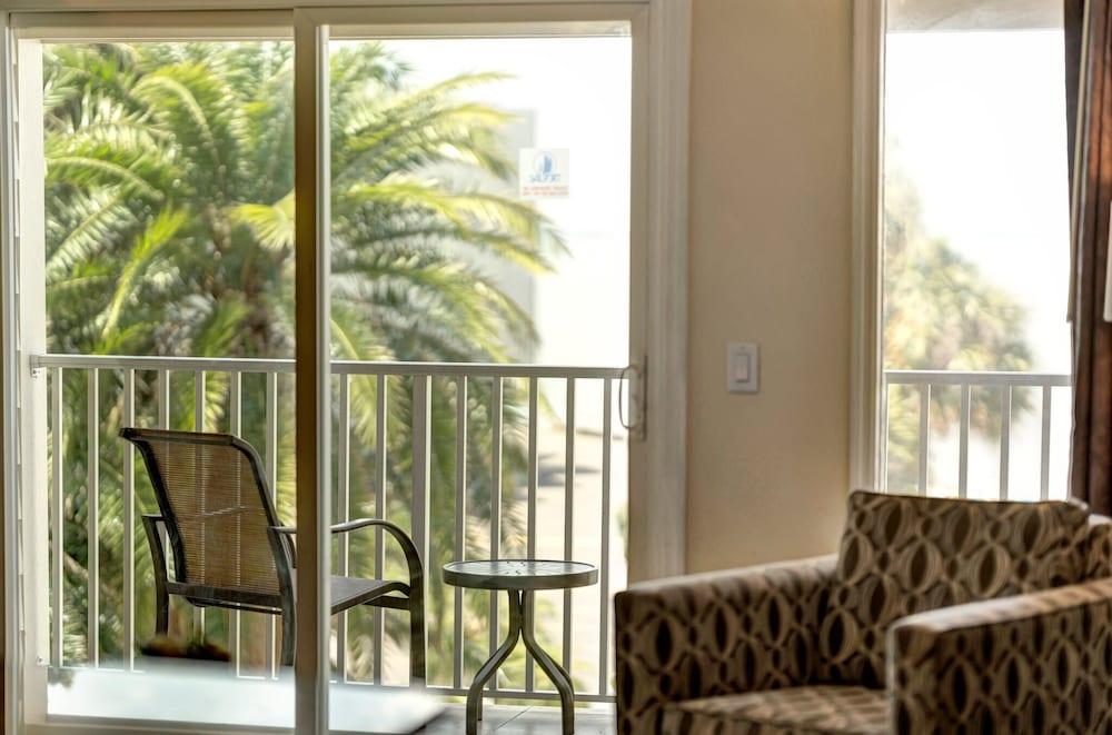 Seaside Luxury Oasis with balcony photo 32