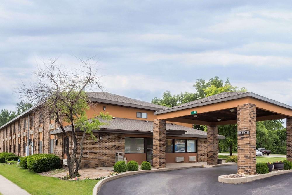 Days Inn by Wyndham Stoughton WI. photo 1