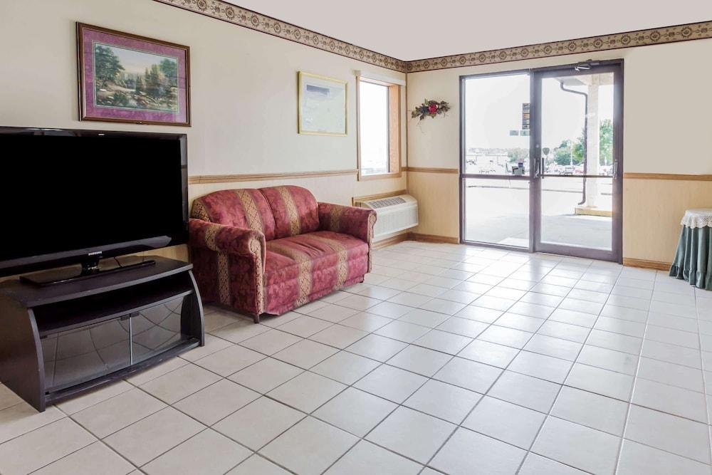 Super 8 by Wyndham Morris photo 7