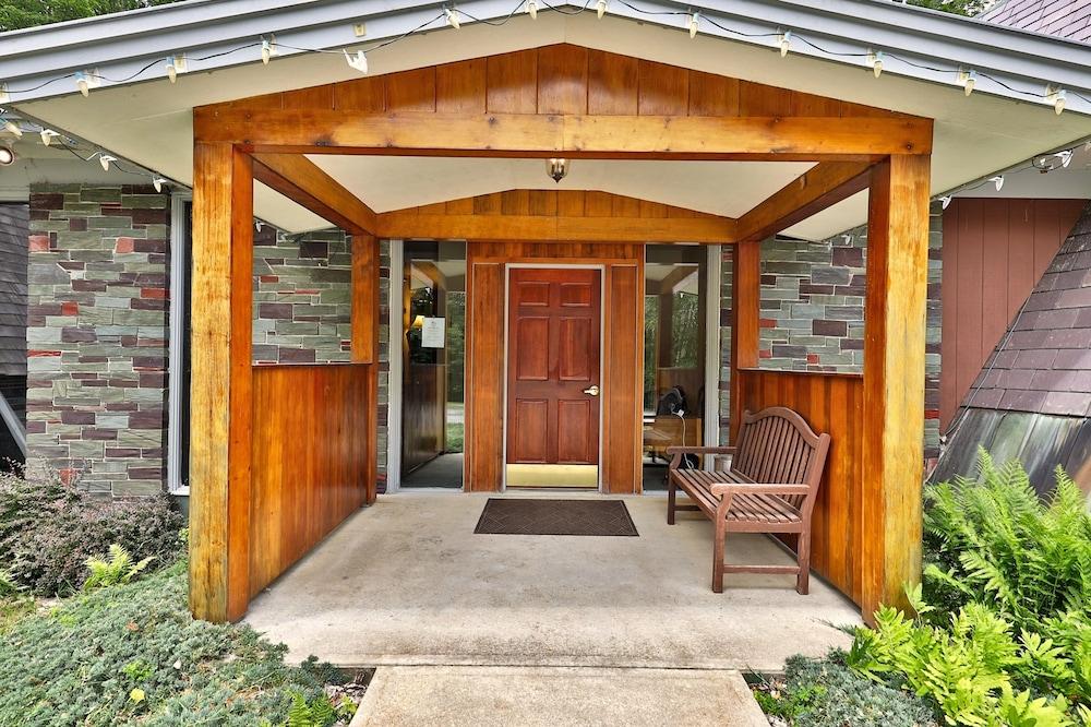 The Birch Ridge: Mission Room #2 - Queen Suite In Renovated Killington Lodge. Hot Tubs. 1 Bedroom Home photo 5