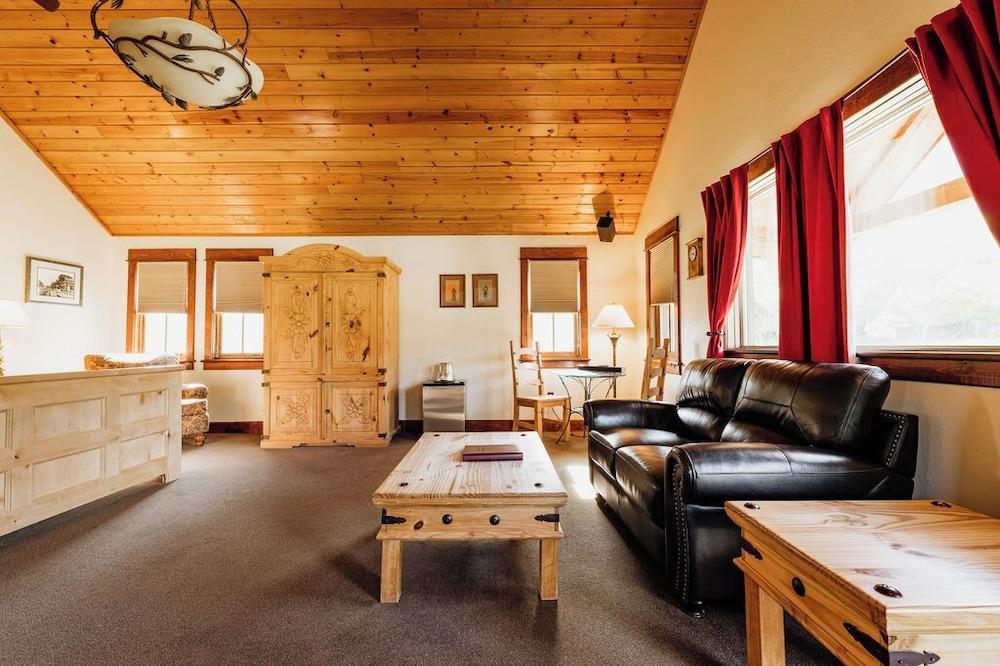 Chico Hot Springs Resort & Day Spa photo 82