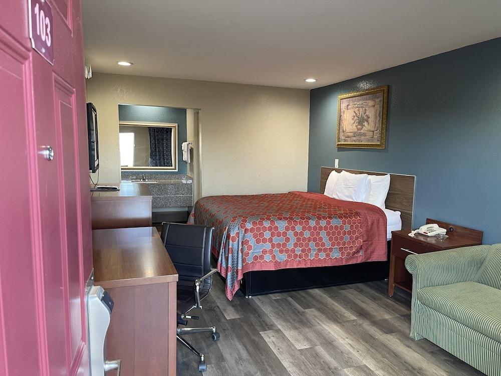 Deluxe Inn photo 2