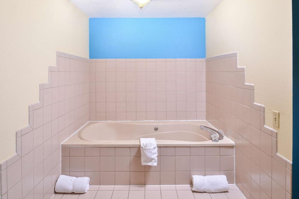 Americas Best Value Inn Batesville photo 14