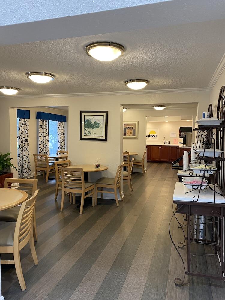 Days Inn & Suites by Wyndham Mobile photo 3