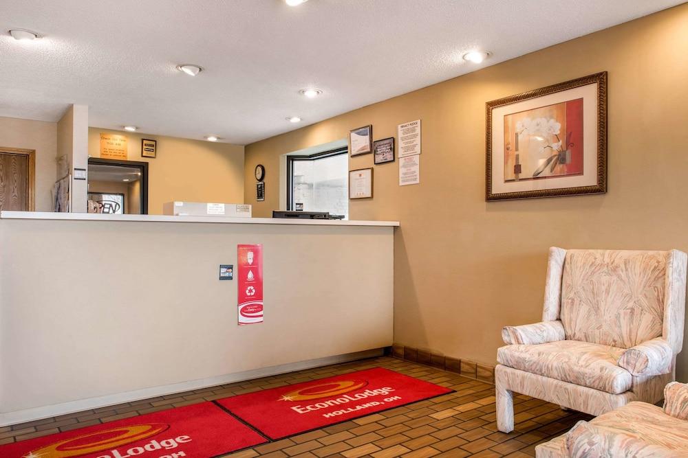Econo Lodge Holland - Toledo photo 19