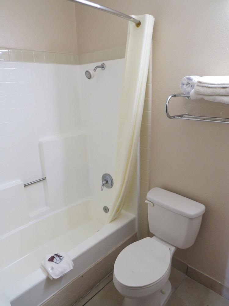 Executive Inn and Suites photo 38