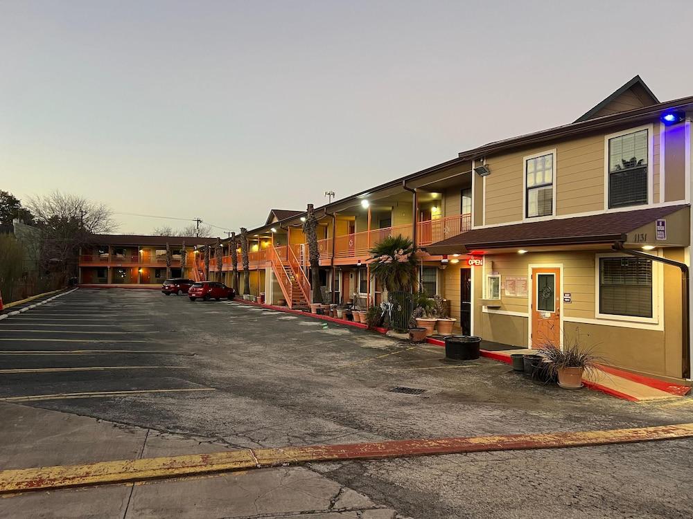 Regency Inn - Fort Sam Houston photo 27