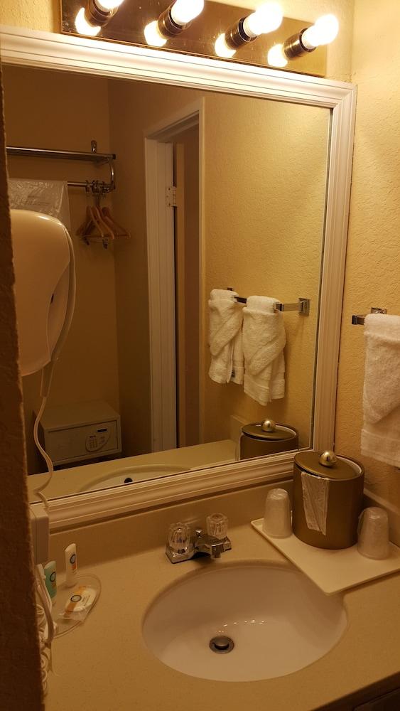 Econo Lodge Tampa near Busch Gardens photo 57